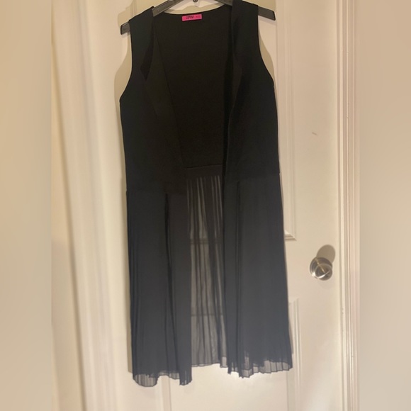 NWOT 2 EXTREMZ black Vest Unique Fringe Sz M Cut from the sides - Picture 3 of 9